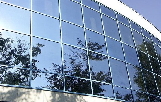 Vitres teintées sur le balcon: types de films, critères de sélection et caractéristiques d'installation