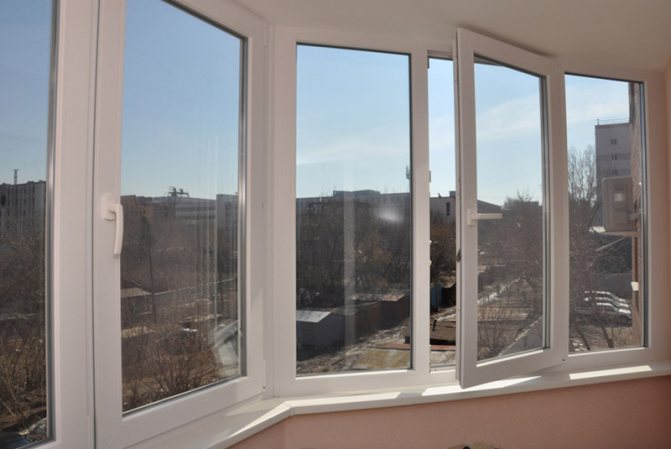 Vitres teintées sur le balcon: types de films, critères de sélection et caractéristiques d'installation