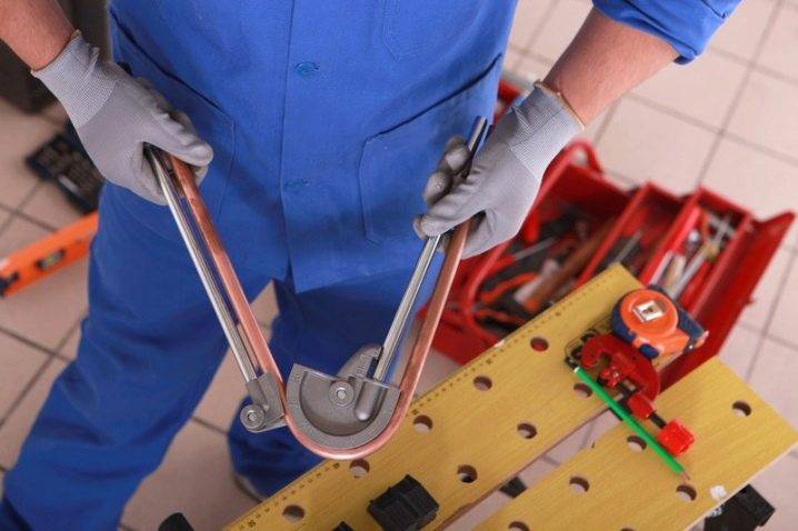 Comment plier un tube profilé: types de cintreuses de profilés et aperçu de 3 méthodes "manuelles"