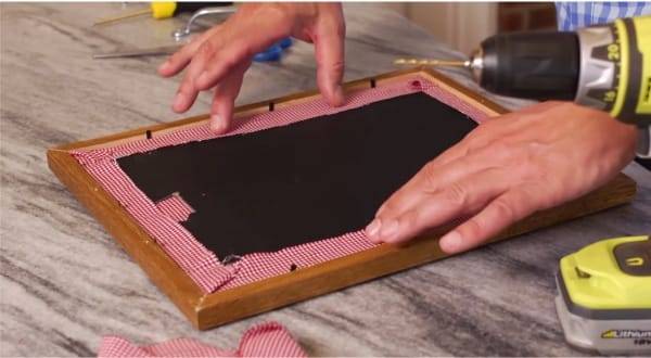 Comment j'ai fabriqué ma propre table à plateau pour économiser de l'argent