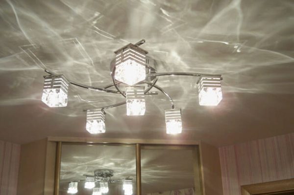 Hypothèque sous un lustre dans un plafond tendu: instructions d'installation de plates-formes pour lustres