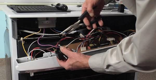 Juste à propos du compliqué : comment réparer la table de cuisson de ses propres mains ?