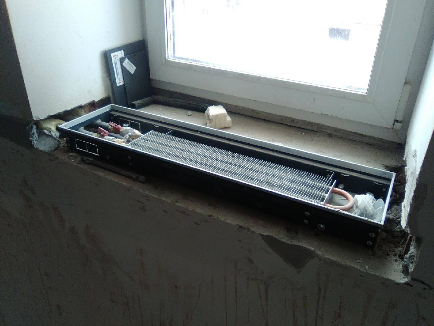 Convecteurs de parapet pour le rebord de la fenêtre - caractéristiques, caractéristiques