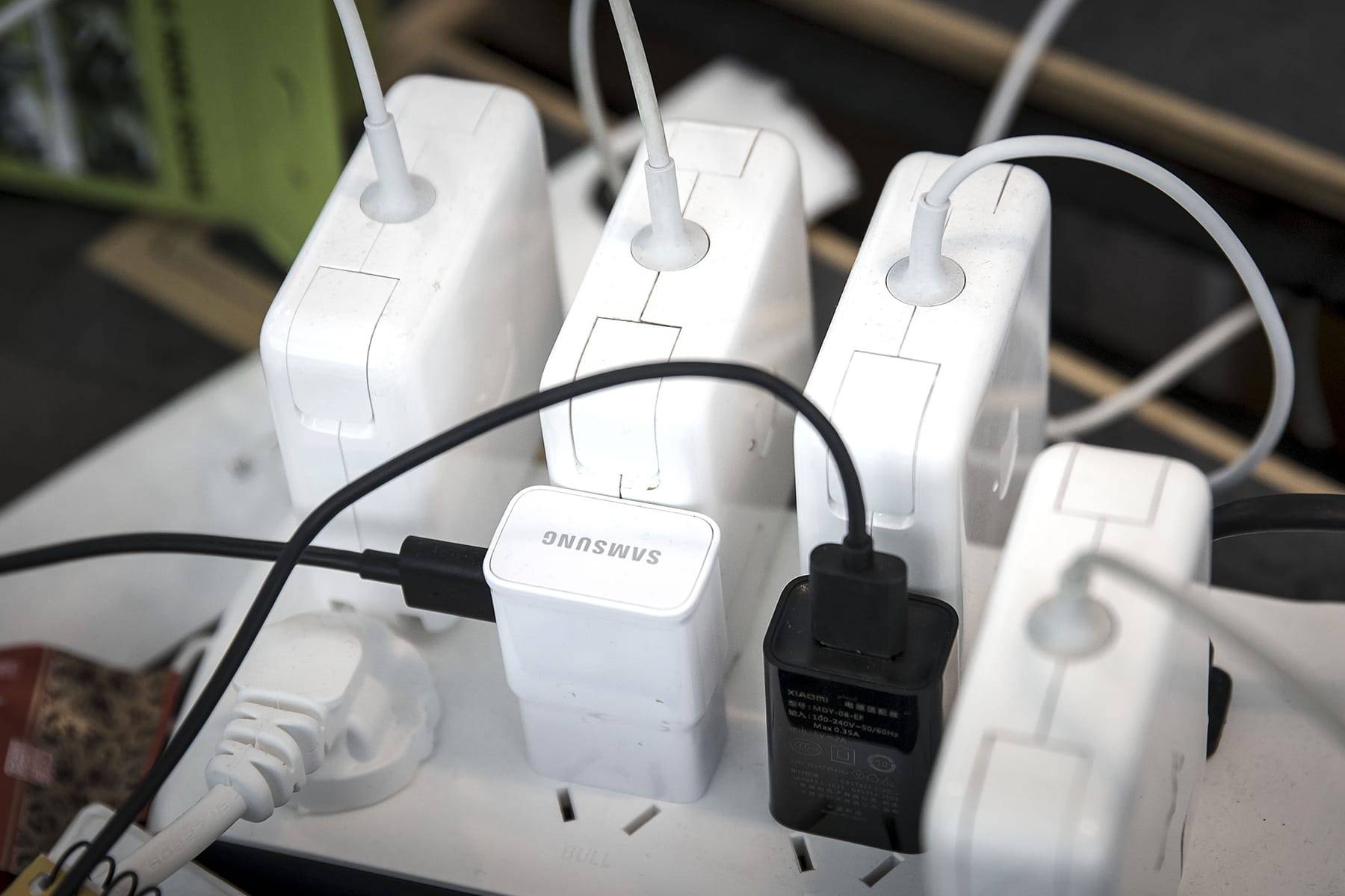 Que se passe-t-il si vous laissez le chargeur branché en permanence