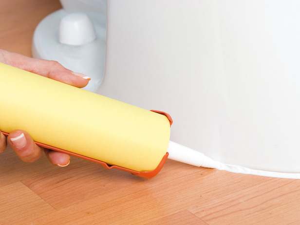 Fixation du couvercle des toilettes : comment retirer l'ancien et installer le nouveau correctement