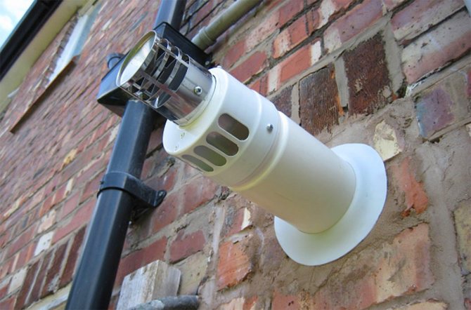 Est-il possible d'installer un adaptateur avec une section de cheminée de 120 mm et une sortie de colonne de 130 mm ?