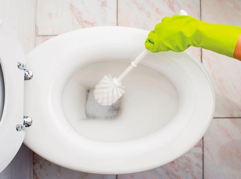 Comment nettoyer et éliminer le blocage dans les toilettes par vous-même à la maison, comment pouvez-vous briser le blocage ?