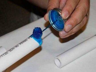 Raccordement de tuyaux en plastique à des tuyaux métalliques: une analyse des meilleures méthodes et des nuances d'installation