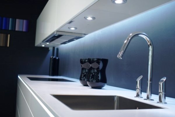 Une solution rationnelle pour une petite cuisine : tout savoir sur le choix d'une hotte entièrement encastrable