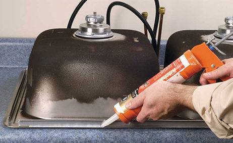 Comment installer un évier dans la cuisine: règles d'installation pour les modèles à mortaise et sur pied