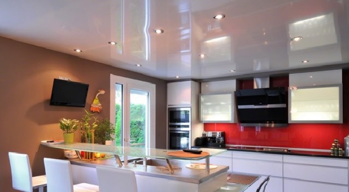 Installation de spots au plafond : instructions d'installation + conseils d'experts