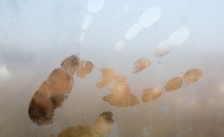 5 façons d'empêcher votre miroir de salle de bain de s'embuer