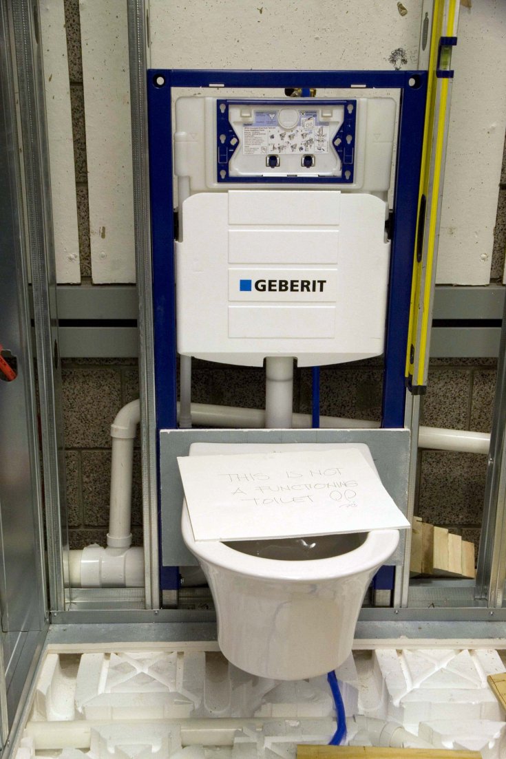 Installation et installation à faire soi-même d'une cuvette de toilette suspendue