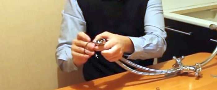 Comment installer un robinet sur un évier : options de raccordement flexibles et rigides