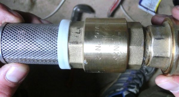 Raccordement d'un accumulateur hydraulique à un système d'alimentation en eau: options et schémas typiques