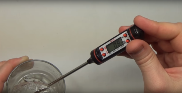 Quelle température devrait être dans le réfrigérateur et le congélateur: normes et normes