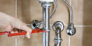 Installer un siphon sur une baignoire: comment assembler et installer correctement un siphon