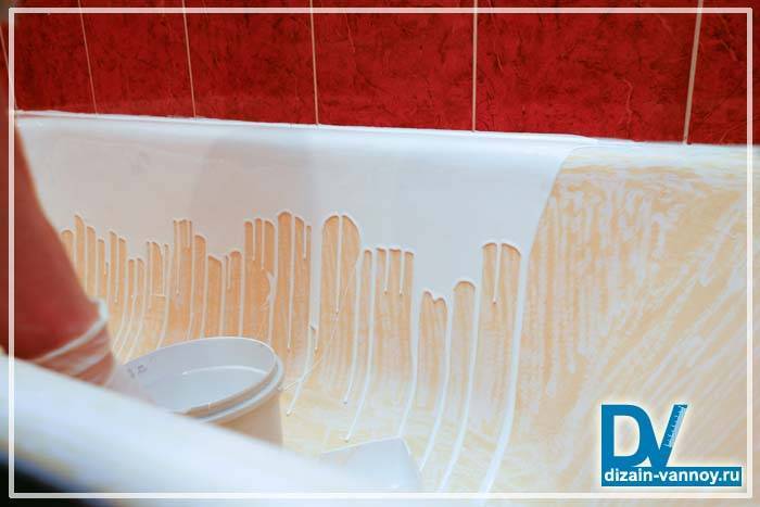 Peinture de bain à faire soi-même à l'aide d'émail époxy et d'acrylique liquide