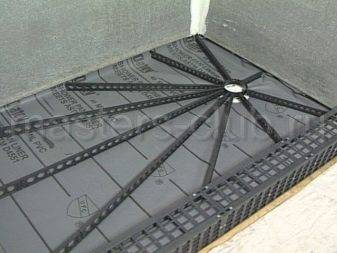 Comment faire un caniveau de douche dans le sol sous le carrelage: guide de construction et d'installation