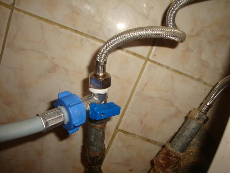 Raccordement de la machine à laver à l'alimentation en eau et aux égouts !