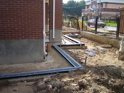 La pente du tuyau de drainage: calculs, normes et caractéristiques de l'installation du drainage sur une pente