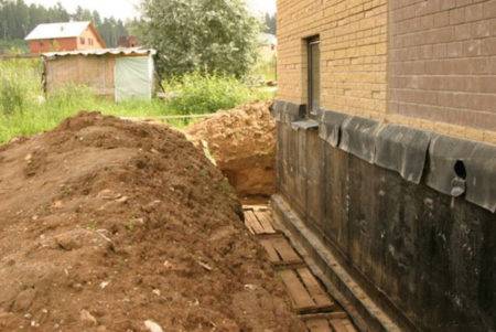Nous fabriquons le drainage mural à la maison