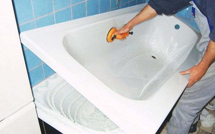 Émaillage de bain à faire soi-même: tout sur la restauration de la surface avec de l'acrylique liquide