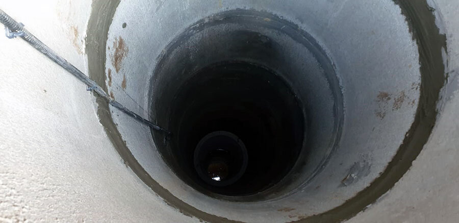 Comment approfondir un puits de vos propres mains avec des anneaux en béton, des tuyaux, creuser, filtrer