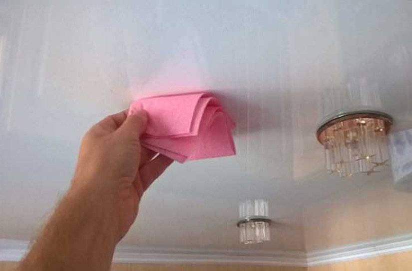 Comment laver les plafonds tendus à la maison: choisissez un moyen sûr