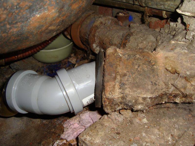 Comment poser des tuyaux d'égout dans le sol