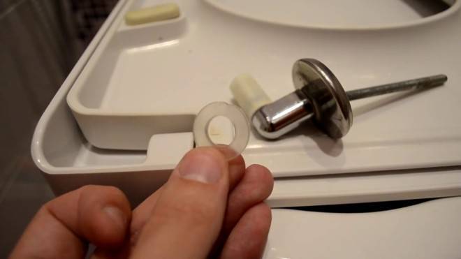 Fixation du couvercle des toilettes : comment retirer l'ancien et installer le nouveau correctement