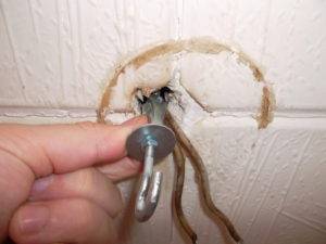 Hypothèque sous un lustre dans un plafond tendu: instructions d'installation de plates-formes pour lustres