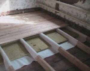 Planchers d'eau chaude sur un plancher en bois: caractéristiques de la pose du système sur une base en bois