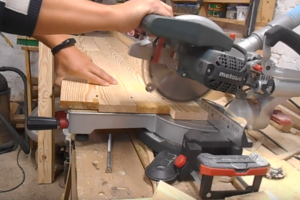 Cintre de sol en bois DIY : idées créatives + instructions de montage