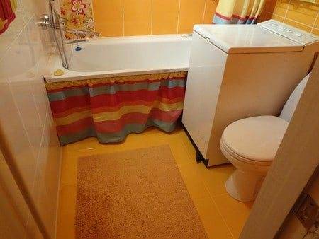 Comment et avec quoi combler l'écart entre le mur et la salle de bain: des moyens pratiques