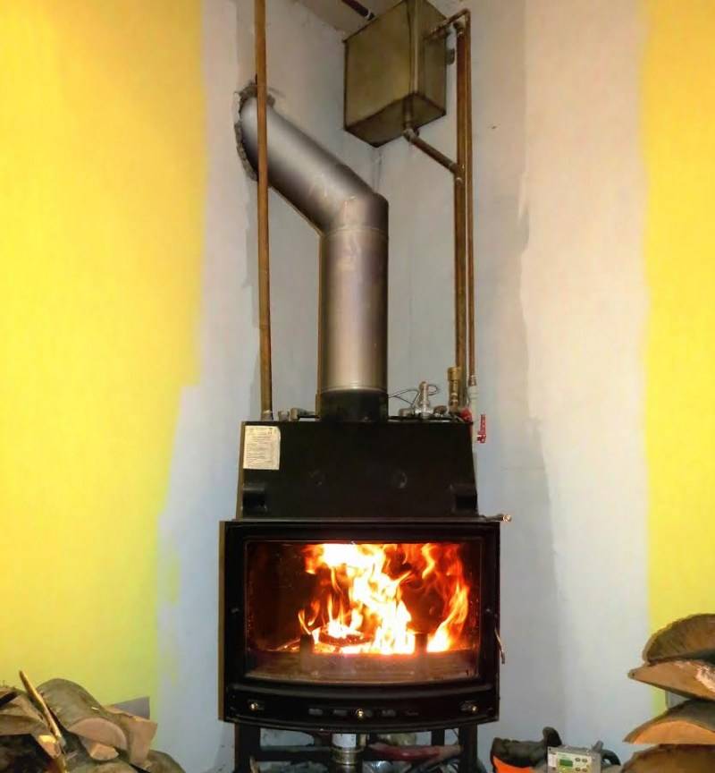 Chauffage au poêle dans une maison privée - un schéma avec un circuit d'eau