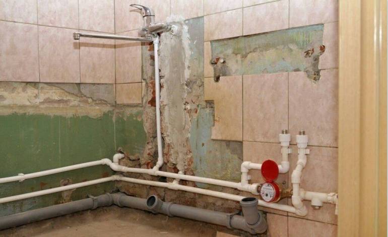 Remplacement des tuyaux dans une toilette de A à Z : conception, sélection des matériaux de construction, travaux d'installation + analyse des erreurs