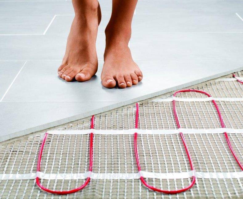 Comment choisir un plancher chauffant électrique : types de systèmes + critères de choix