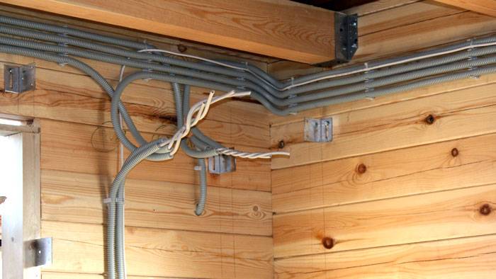 Guide étape par étape pour l'installation du câblage électrique dans une maison en bois