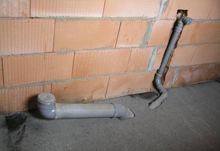 Approvisionnement en eau interne et assainissement des bâtiments: normes, normes et exigences