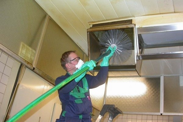 Pourquoi la hotte souffle-t-elle dans le sens opposé dans l'appartement: les principales causes et les moyens d'éliminer la poussée inverse