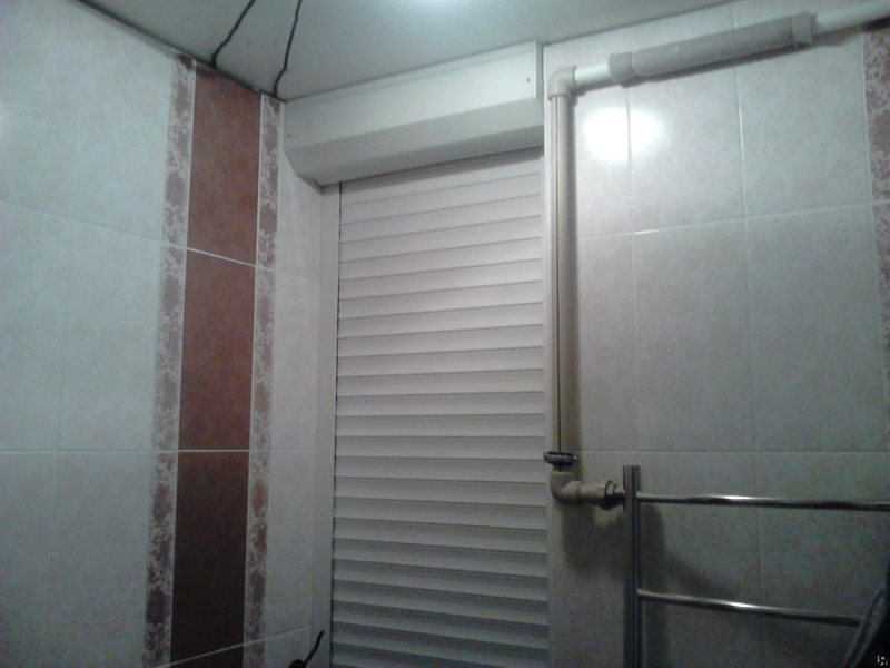 Placard dans les toilettes derrière les toilettes (30 exemples avec photos)