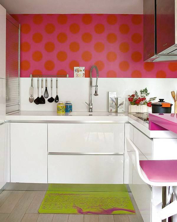 Papier peint pour une petite cuisine moderne : agrandir l'espace et capter la lumière