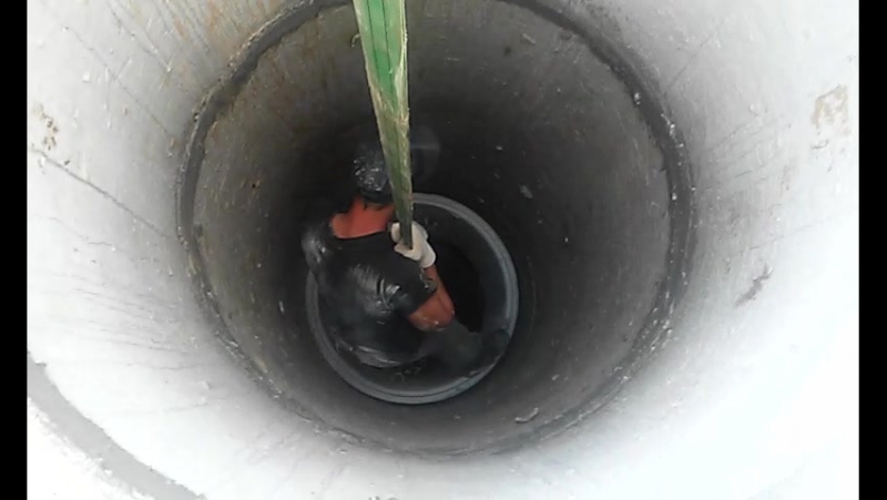 Approfondissement du puits à faire soi-même avec des anneaux en béton et un tuyau en plastique