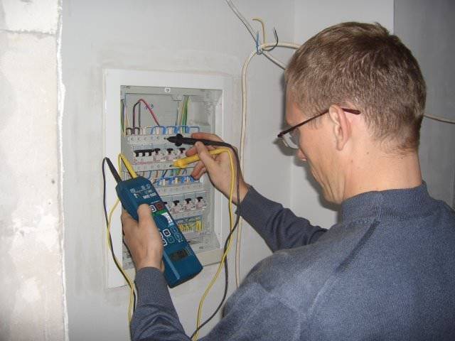 Câblage dans une maison en bois: règles de conception + installation étape par étape