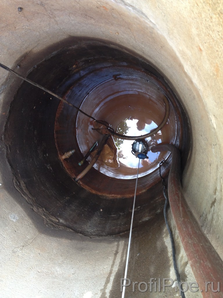 Comment couvrir le tuyau à l'entrée du puits. sceller les anneaux de puits de diverses manières