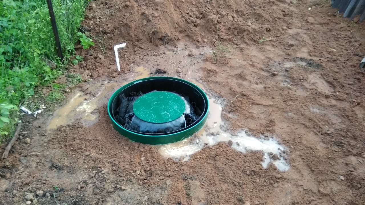 Fosse septique constituée d'anneaux en béton avec un niveau élevé d'eau souterraine