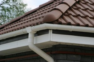 Installation à faire soi-même de gouttières métalliques pour un toit : analyse des technologies + exemple d'installation