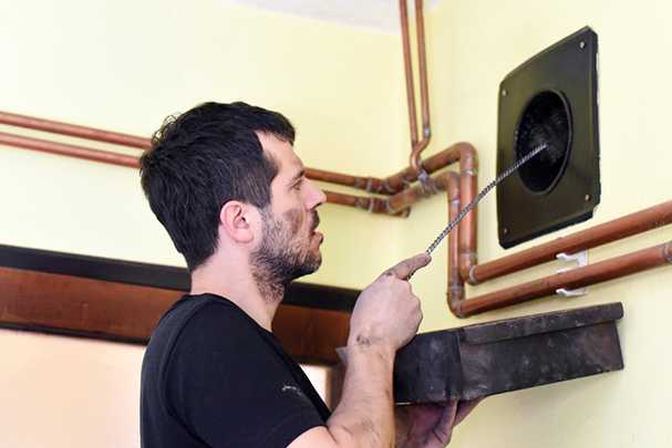 Pourquoi la hotte souffle-t-elle dans le sens opposé dans l'appartement: les principales causes et les moyens d'éliminer la poussée inverse