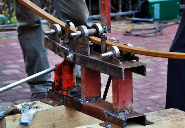 Comment plier un tube profilé: types de cintreuses de profilés et aperçu de 3 méthodes "manuelles"